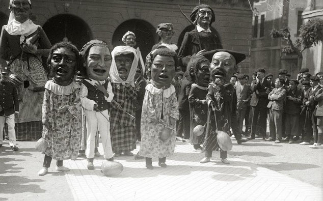 Una de las fotografías utilizadas para la recuperación de los cabezudos. La fotografía pertenece a la década de 1920, tomada en la Plaza San Juan de Irún, donde los cabezudos ya sufren algunos daños y deformaciones en sus rostros.