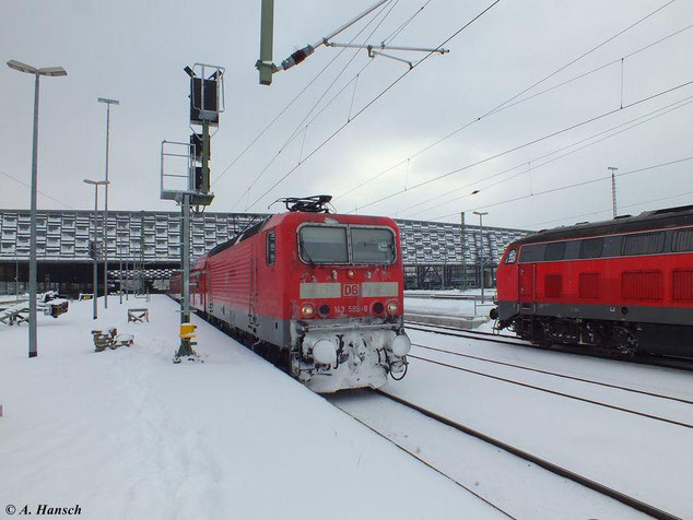 143 585-8 war am 22. Februar 2013 mit der RB Zwickau-Dresden unterwegs. Hier fährt der Zug gerade aus Chemnitz Hbf. aus