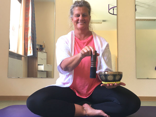 Die Elternschule der Stiftung kreuznacher diakonie bietet an, verschiedene Entspannungstechniken zu lernen. Yoga mit Jutta Thomas ist eine davon.