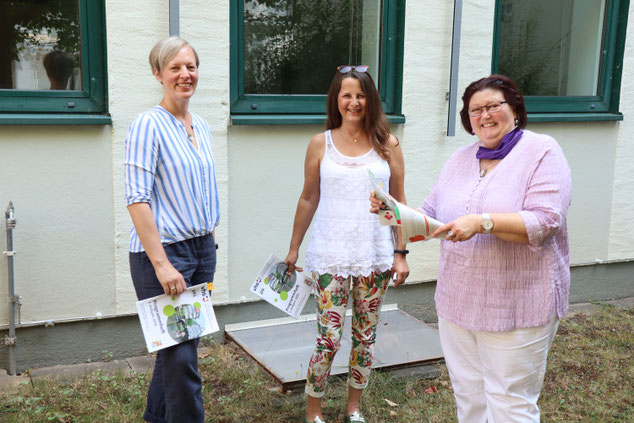 Das Team der VHS Bad Kreuznach hat wieder ein buntes Programm auf die Beine gestellt, v. l.: Dorothee Mennerich, Angelika Jost und Geschäftsführerin Erika Roggendorf mit dem neuen Programmheft vor den Räumen der VHS in der Wilhelmstraße 7-11.