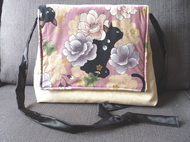 Sac à main chat japonisant et pivoines sur suédine sabla, réglable, fait main l'Arche de Jessica