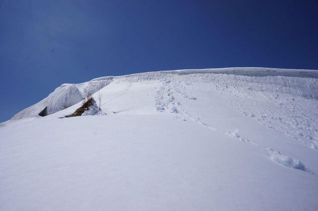 山頂には雪庇が残る