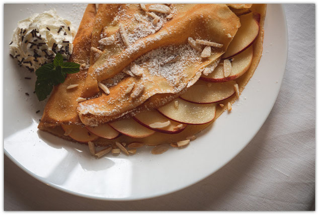 Süsse Crêpe mit Apfelschnitzen, Caramel au beurre salé und gerösteten Mandeln, Crêpes at home