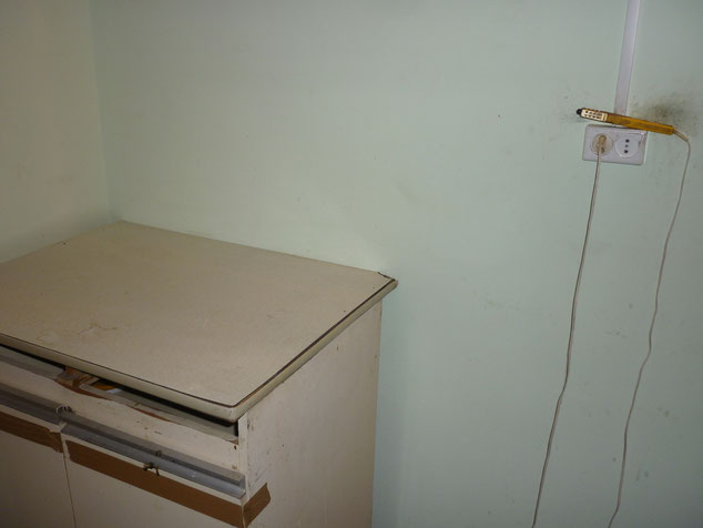 Зажигалка бытовая электрическая - часто встречающийся атрибут в жилье класса "бабушкин вариант"