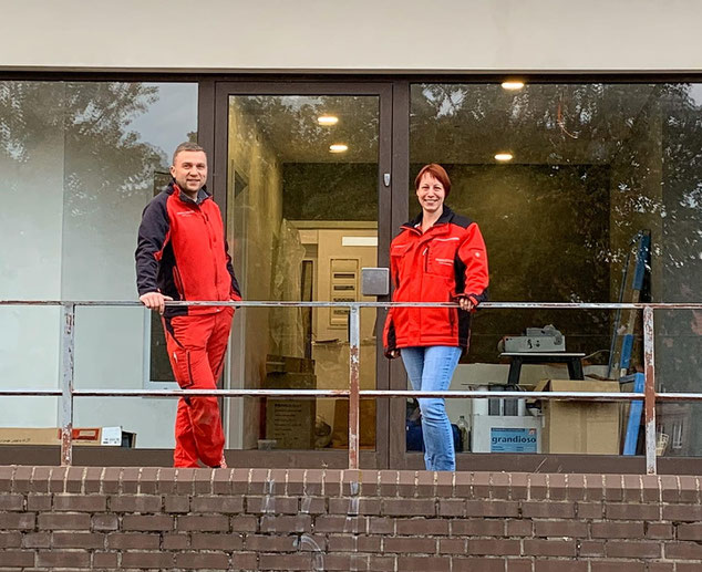 Oliver Borat und Ellen Apel vor dem neuen Büro im Mecklenburgring.