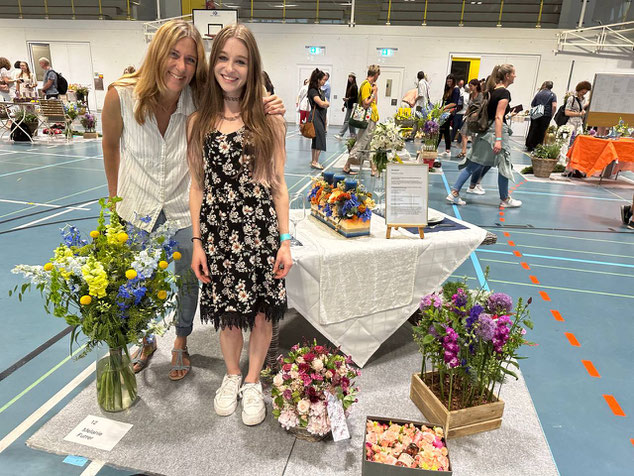 Juhuu! Wir gratulieren unserer 1. Zukunftsjahr-Teilnehmerin Melanie, die hier mit ihrem Mami ihre wunderschöne Abschlussarbeit als Floristin feiert und die Lehre im Sommer 2023 erfolgreich bestanden hat.
