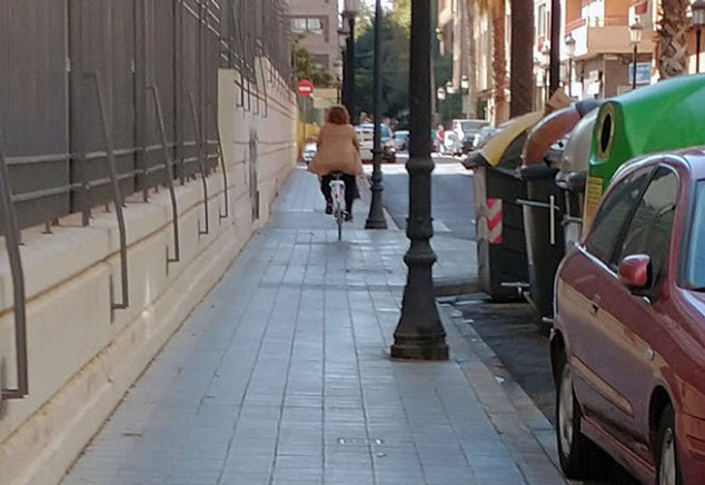 La aceras se ha convertido en una vía de circulación más de la ciudad de Valencia para las bicicletas. 