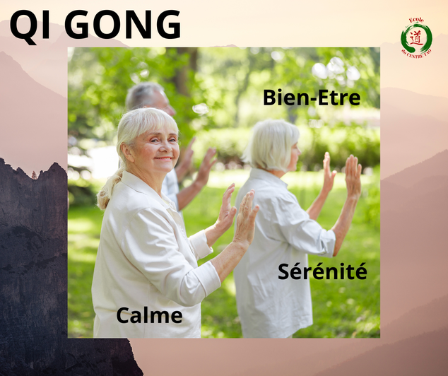 Femme âgée souriante en pratiquant le Qi Gong. Bien-être et sérénité grace au Qi Gong.