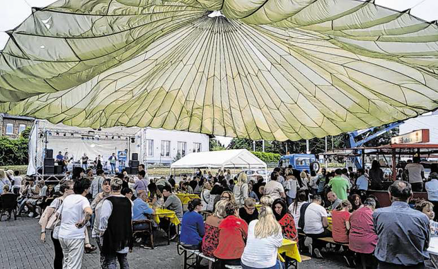 Das Gressenicher Sommerfest war in diesem Jahr sehr gut besucht. An den vielen Tischen wurde stundenlang nach Herzenslust geklönt. Fotos: Benjamin Zilkens