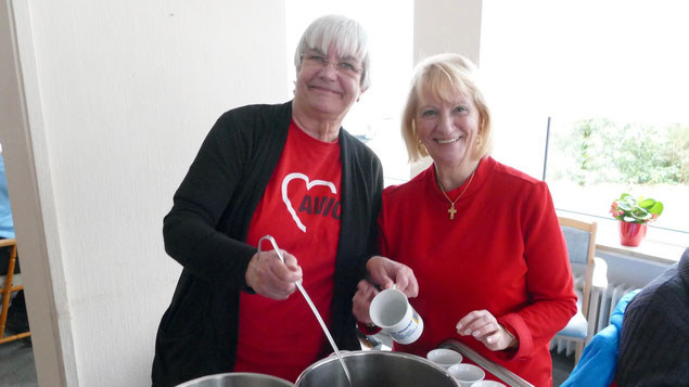 Nach der Kaffeerunde servierten Petra Paulick-Höflmeier und Rosita Riekhoff leckeren Punsch