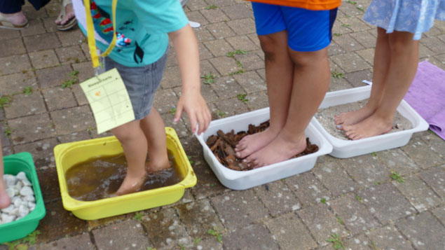 Am Stand des neuen Kinderschuhhändlers in Quickborn konnten die Kinder verschiedene Untergründe spüren