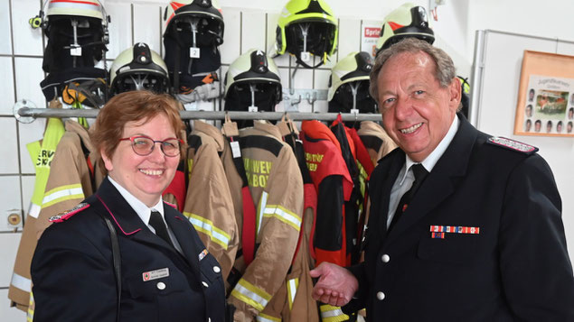 Quickborns Wehrführer Wido Schön freute sich über den Besuch der Kreisjugendfeuerwehrwartin  Gerlinde Langeloh zur Jubiläumsfeier