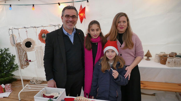 Stadtwerke-Chef Dr. Panagiotis Memetzidis schaute mit seiner Familie am Stand der Stadtwerke im Kunsthandwerkerzelt vorbei