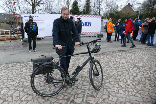 Hamburgs Verkehrssenator Anjes Tjarks war werbewirksam mit dem Fahrrad angereist, musste allerdings zugeben, dass er den größten Teil der Strecke per S-Bahn zurückgelegt hatte.