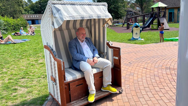 Bürgermeister Thomas Beckmann gönnt sich im Quickborner Kult-Freibad eine Auszeit zwischen zwei Terminen in einem der Strandkörbe