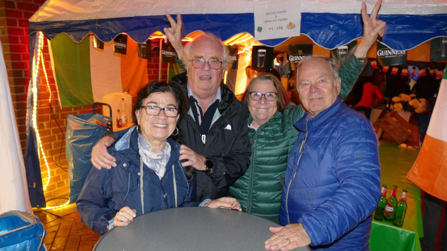 Wie viele andere Besucher genoss diese Gruppe die fröhliche Stimmung auf dem Ausländerfest