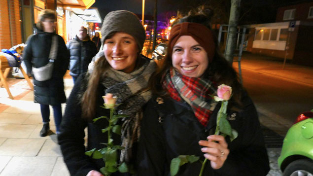 Saskia Peters und Melanie Neumann nutzten die Gelegenheit, bei einem Bummel durch die Bahnhofstraße einmal entspannt die Geschäfte in der Quickborner Innenstadt kennenzulernen ... und dabei auch noch mit Rosen beschenkt zu werden