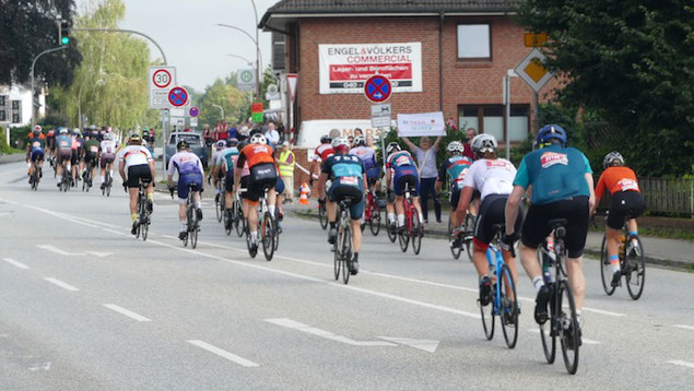 Auf der Kieler Straße fuhren die Radrennfahrer Richtung Norden