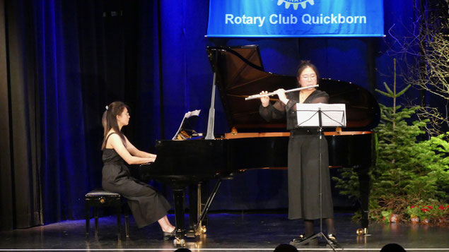 Bei ihrem zweiten Auftritt an diesem Abend brachten Benina Zhang und Yixin Sun „Improvisationen nach Vogelstimmen"  von Jeno Takacs zu Gehör