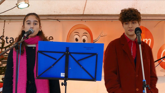 Aggeliki Memetzidis (Gesang) und Alexander Martens (Klavier und Gesang) unterhielten mit Weihnachtsliedern