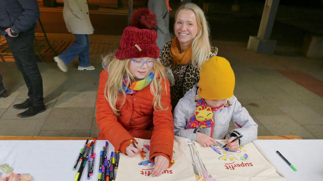 Mit viel Spaß malten Smilla und Lilja Unglaub die Schuhbeutel farbig aus, die Kristin Mertins vor ihrem Kinderschuhladen „läuft" mit den notwendigen Stiften ausgelegt hatte