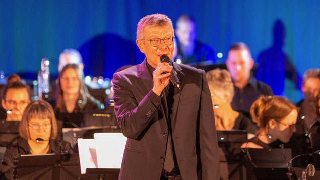 Dirigent Ralf Hagens leitete nicht nur bravourös das Orchester, sondern führte auch kompetent mit vielen ausführlichen Informationen durch das Programm (Foto: Hagens)