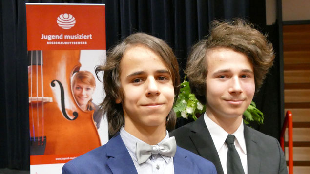 Die Quickborner Alexander und Raphael Hatje, Preisträger in der Kategorie „Klavier vierhändig", eröffneten das Konzert der Altersgruppe III