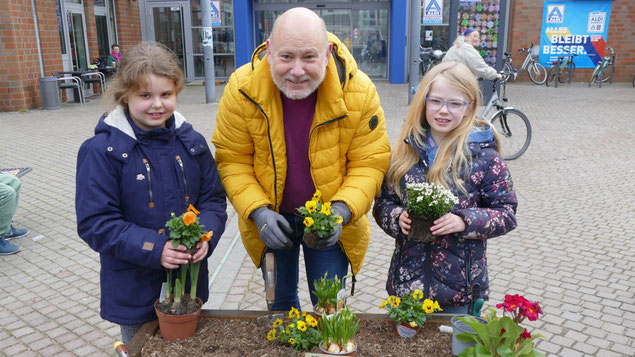 Levke und Smilla durften gemeinsam mit dem Bürgermeister die Blumen setzen