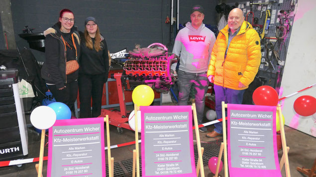 Auf seinem Rundgang machte Bürgermeister Beckmann auch Station beim Autohaus Wicher, wo Inhaber Pascal Lewes gemeinsam mit seinen Mitarbeiterinnen Dana Rohlfs und Joyce Brower und vielen Liegestühlen eine „Chill-out-Lounge" eingerichtet hatte