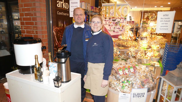 Bei Arko-Händler Matthias Kersten und Mitarbeiterin Sandra Wendt war der Punsch schon früh ausverkauft, aber alle Produkte waren mit 10 Prozent Rabatt erhältlich. Gute Nachricht: Trotz der Arko-Turbulenzen bleibt das Geschäft in Quickborn erhalten!