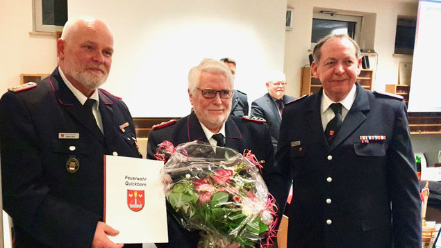 Wehrführer Wido Schön und der stellvertretende Wehrführer Daniel Dähn zeichneten das Ehrenmitglied Ernst Treder mit dem Dienstzeitabzeichen für unglaubliche 60 Jahre in der Feuerwehr aus.