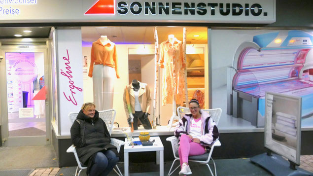 Eingemummelt wartete Corinna Dörling (l.) mit ihrer Kollegin Janine Seldis auf sonnenhungrige Interessentinnen, die auch in der angeschlossenen Boutique einmal stöbern wollten