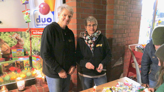 Ute Kruse und Sabine Böse  luden vor ihrem Theolino-Geschäft für Spielwaren und Tee Kinder zu fröhlichen Aktionen ein