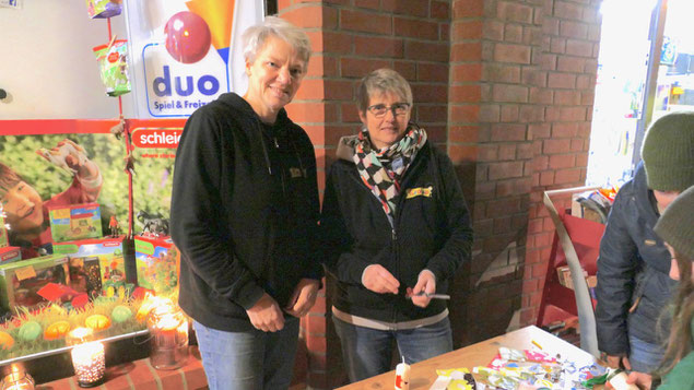 Ute Kruse und Sabine Böse luden vor ihrem Theolino-Geschäft für Spielwaren und Tee Kinder zu fröhlichen Aktionen ein