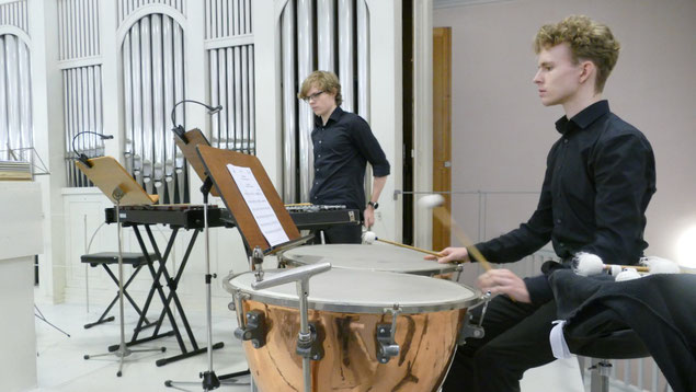 Linus und Jannis Demming spielten auf der Empore