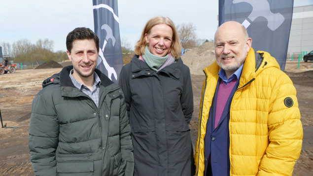 Bürgermeister Thomas Beckmann nutzte die Gelegenheit zum Gespräch mit den ersten Mietern Patrick und Stefanie Klein, die mit ihrer Trockenbaufirma Klein Craft und 8 Mitarbeitern nach Quickborn kommen werden