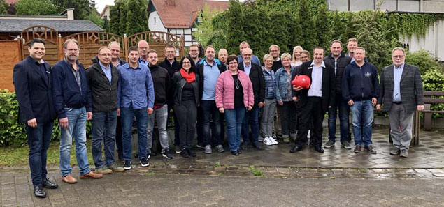 Oberst Elmar Koch (4. v.r.) bei der Spendenübergabe der Sparkasse Paderborn-Detmold