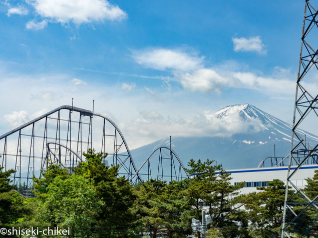 毎回のように高速道で通過する富士急ハイランド。朝方はバスから富士山が見えた。