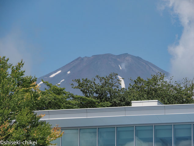 朝だけ見えた富士山。樹空の森（御殿場市富士山交流センター）ビジターセンターから。