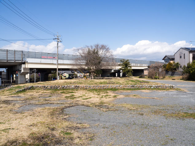 片山廃寺跡の上を東名高速が通る