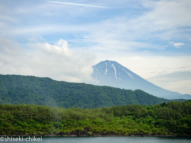 西湖を後にして帰りのバスから偶然に見えた富士山。。