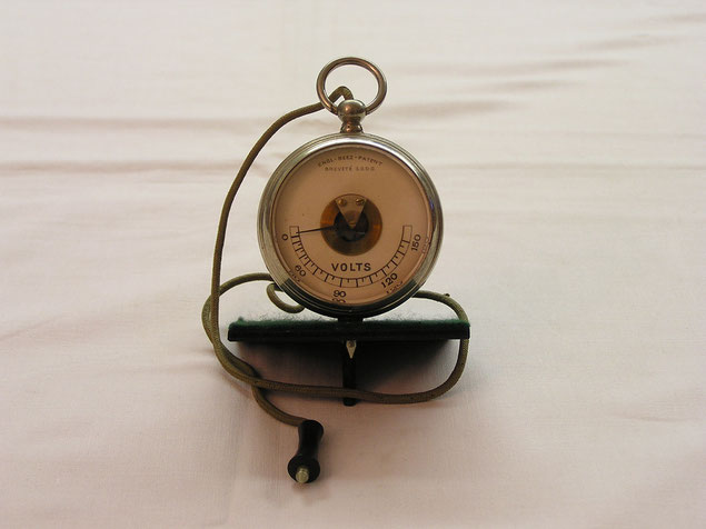 Unbekannter Hersteller - Taschenvoltmeter von 0 bis 150 Volt Gleichspannung.  ca. 1900 