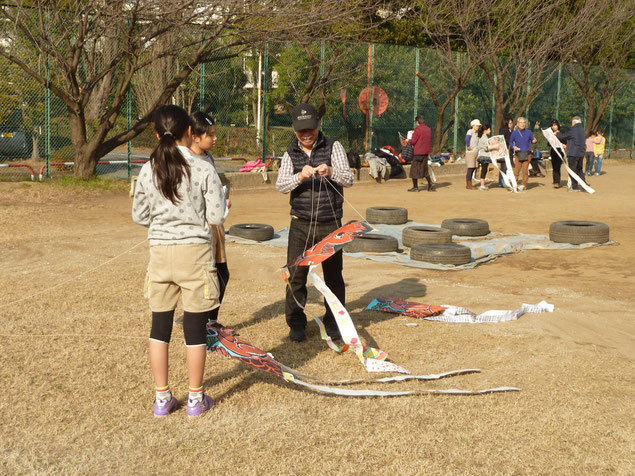 子ども広場でＪＪの会のメンバーに教わって凧揚げの準備