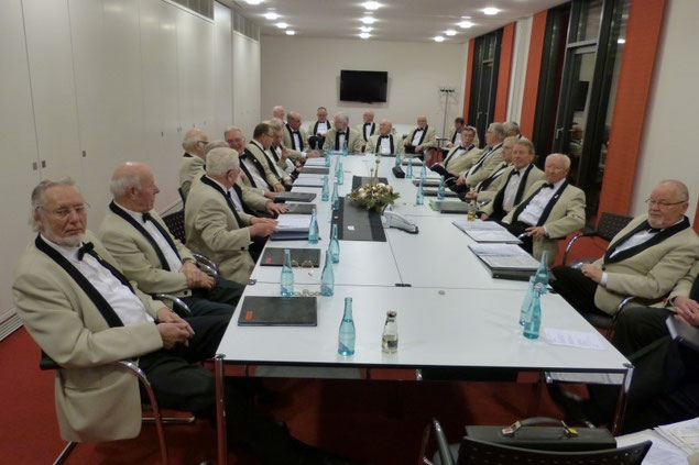 Die Sänger bereiten sich auf den Auftritt vor