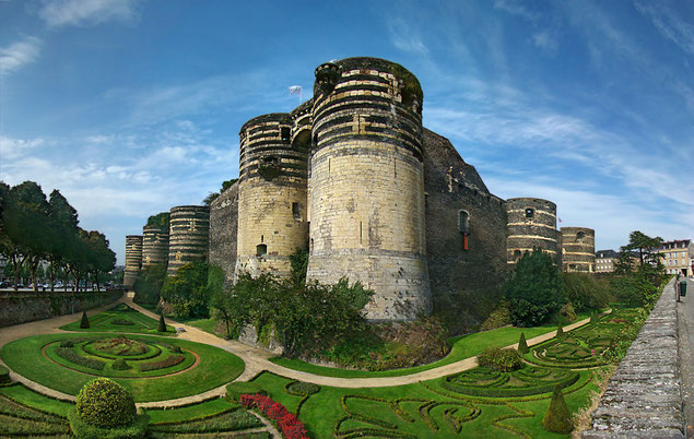 Porte des champs du Château d'Angers un jour d'été (source: Tango7174)