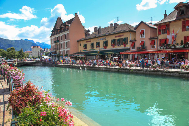 Vielle ville d'Annecy et ses canaux un jour d'été (source: antonin77)