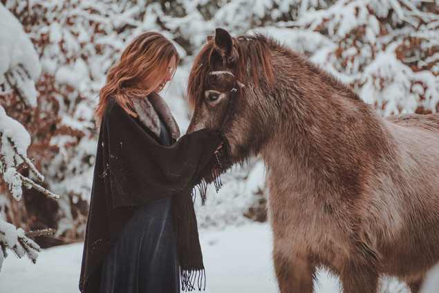 Beziehung Pferd verbessern, Pferdeseminar, Persönlichkeitsentwicklung mit Pferden, EponaQuest nach Linda Kohanov,  weiterbilden, persönlich Wachsen, Kurs Persönlichkeitsentwicklung, München, Pony, Umarmung