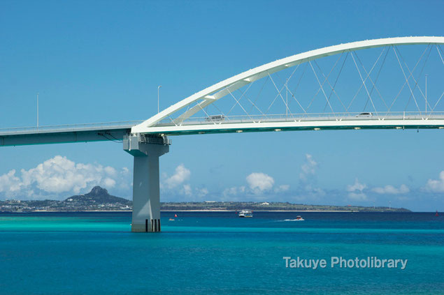 瀬底大橋と伊江島　沖縄の風景