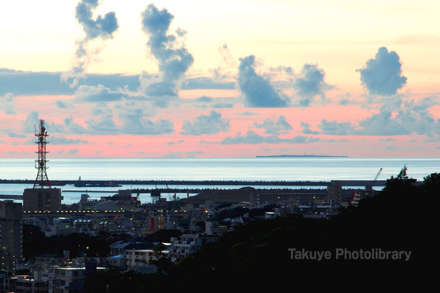 沖縄の風景　那覇から見える粟国島