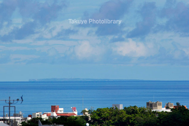 沖縄の風景　那覇から見える粟国島